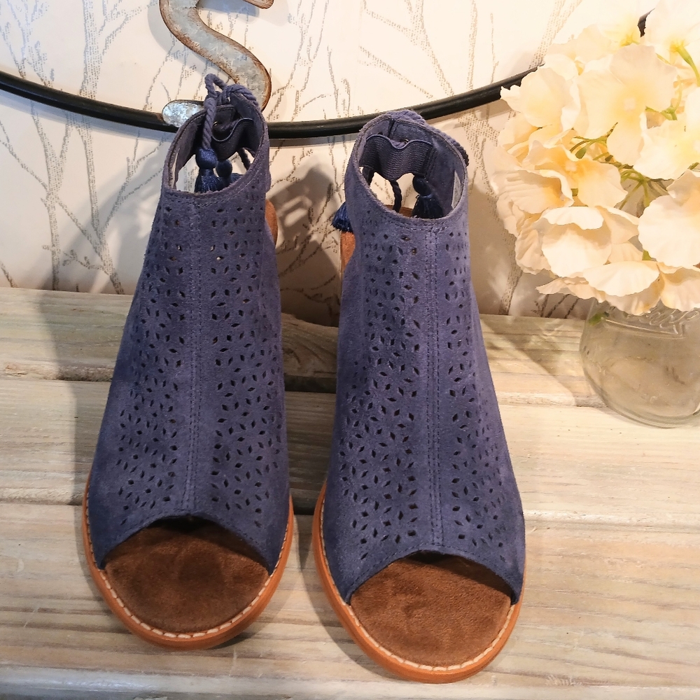 Toms Women's Cut-Out Design Blue Bootie Sandals. (Size W9)